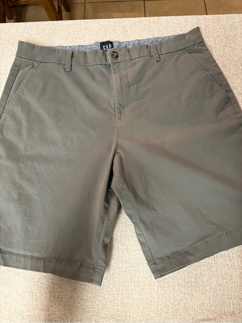 GAP Men's Gray Flat Front Chino Shorts Size 36